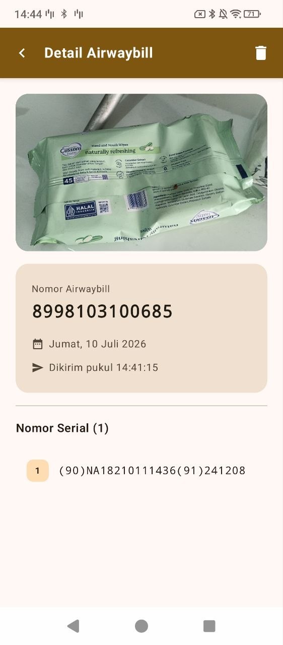 Aplikasi mobile BUTO menampilkan detail airwaybill: foto bukti kondisi paket dan nomor serial